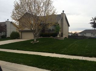 15606 Iron Creek Dr, Basehor, KS 66007