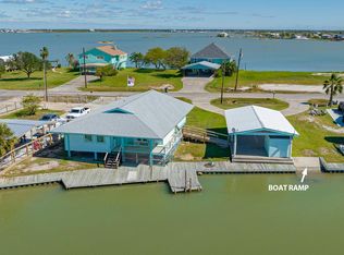 140 Lakeview Rd, Rockport, TX 78382