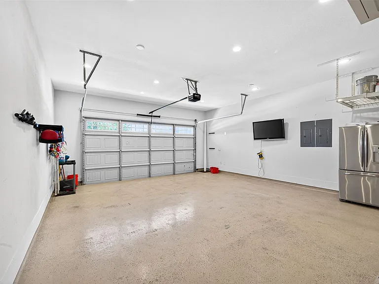 2072 Laurie Darlin Dr — Photo 35