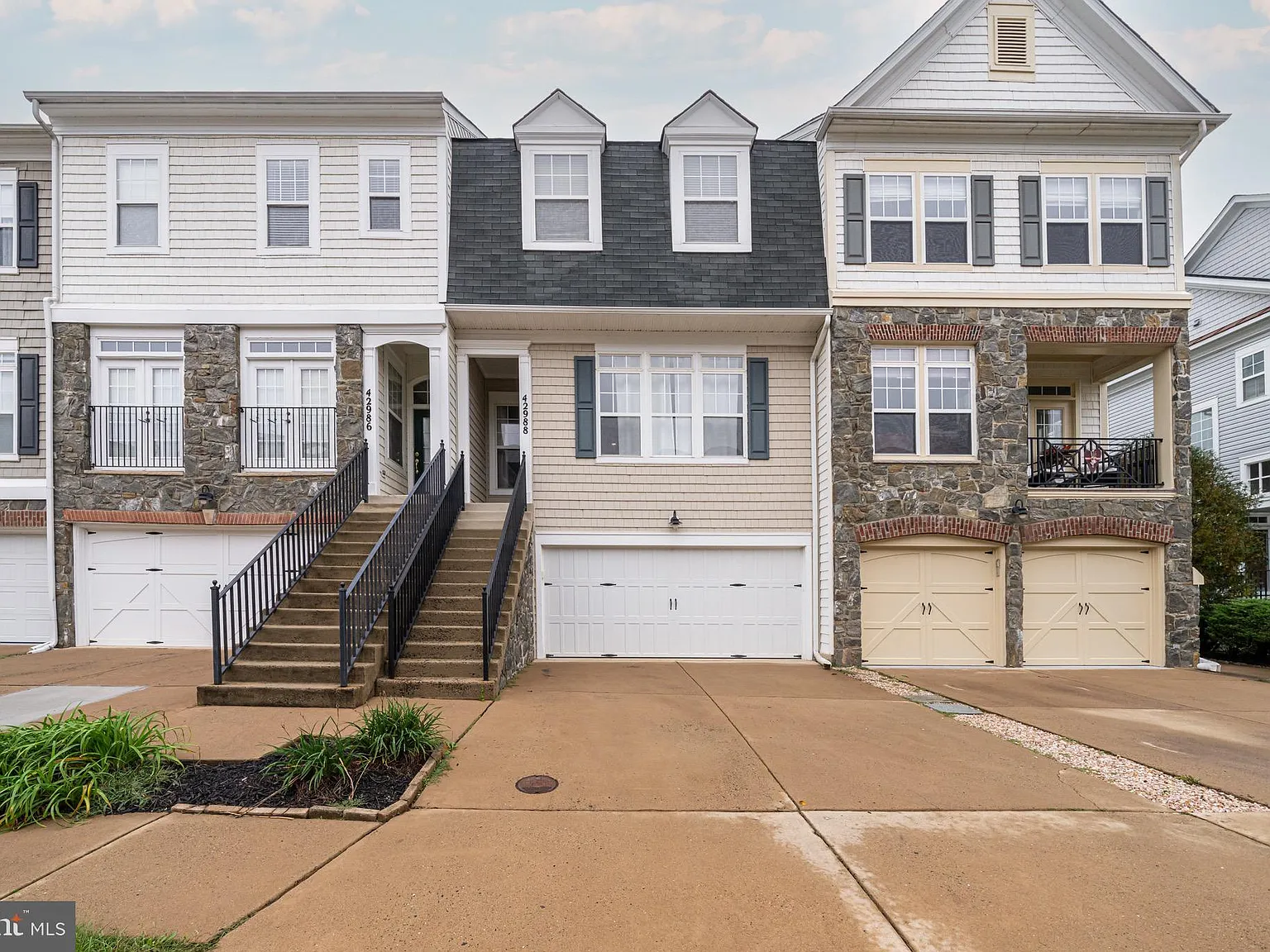 3 bed, 3.5 bath, 2616 sqft, $3,300 — Photo 1