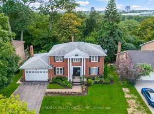 1511 Ballyclare Dr, Mississauga, ON L5C1J4