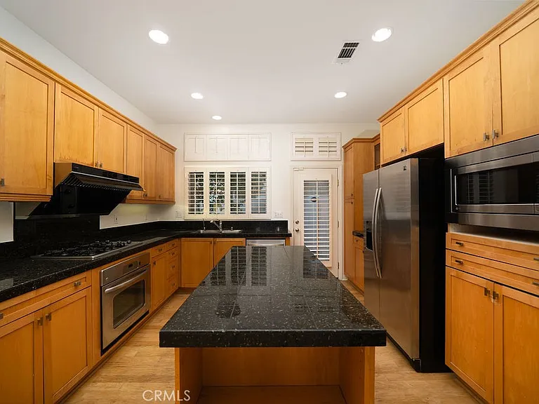 30 Burlingame — Photo 6