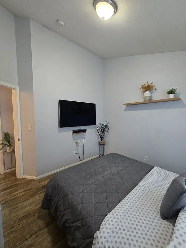 Studio, 1.0 bath, 200 sqft, $1,395 — Photo 2