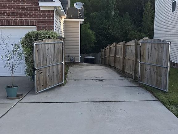 3rd image of 281 Kenmore Park Dr