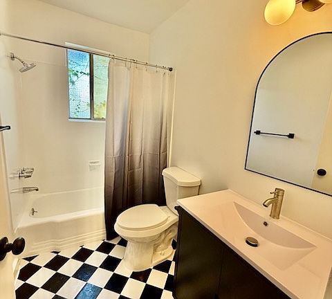 3rd image of 6100 Primrose Ave APT 10