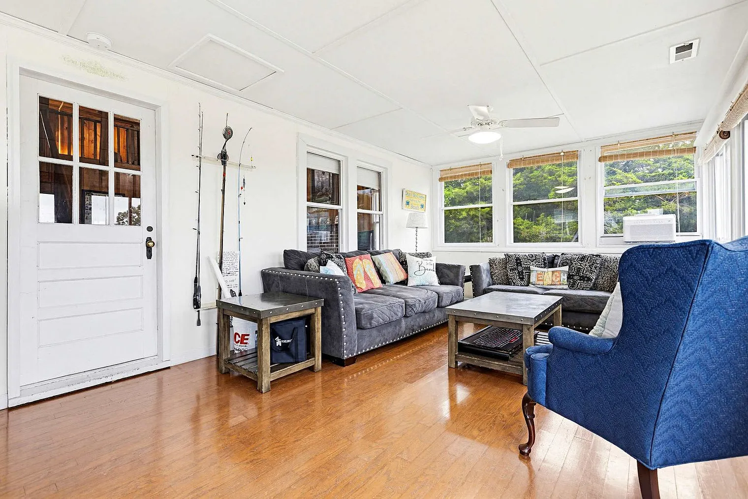 3 bed, 1.0 bath, 1496 sqft, $3,703 — Photo 4
