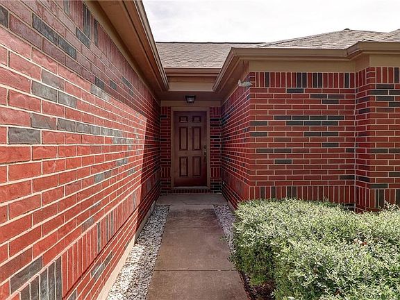 3rd image of 3923 Eagles Nest St
