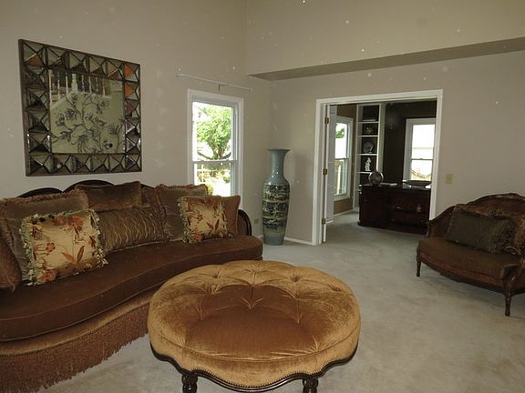 5th image of 2216 Broadway Ln