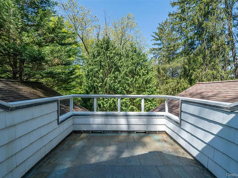 105 Douglas Rd — Photo 15