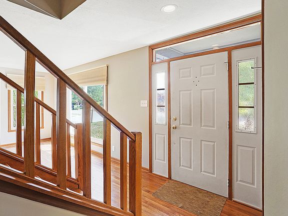 4th image of 8530 Applewood Ln