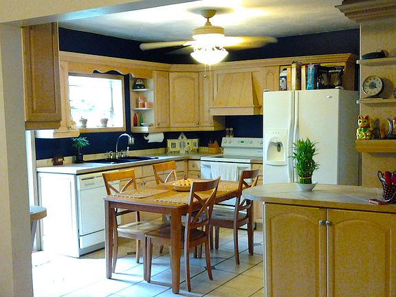 eat-in kitchen other side