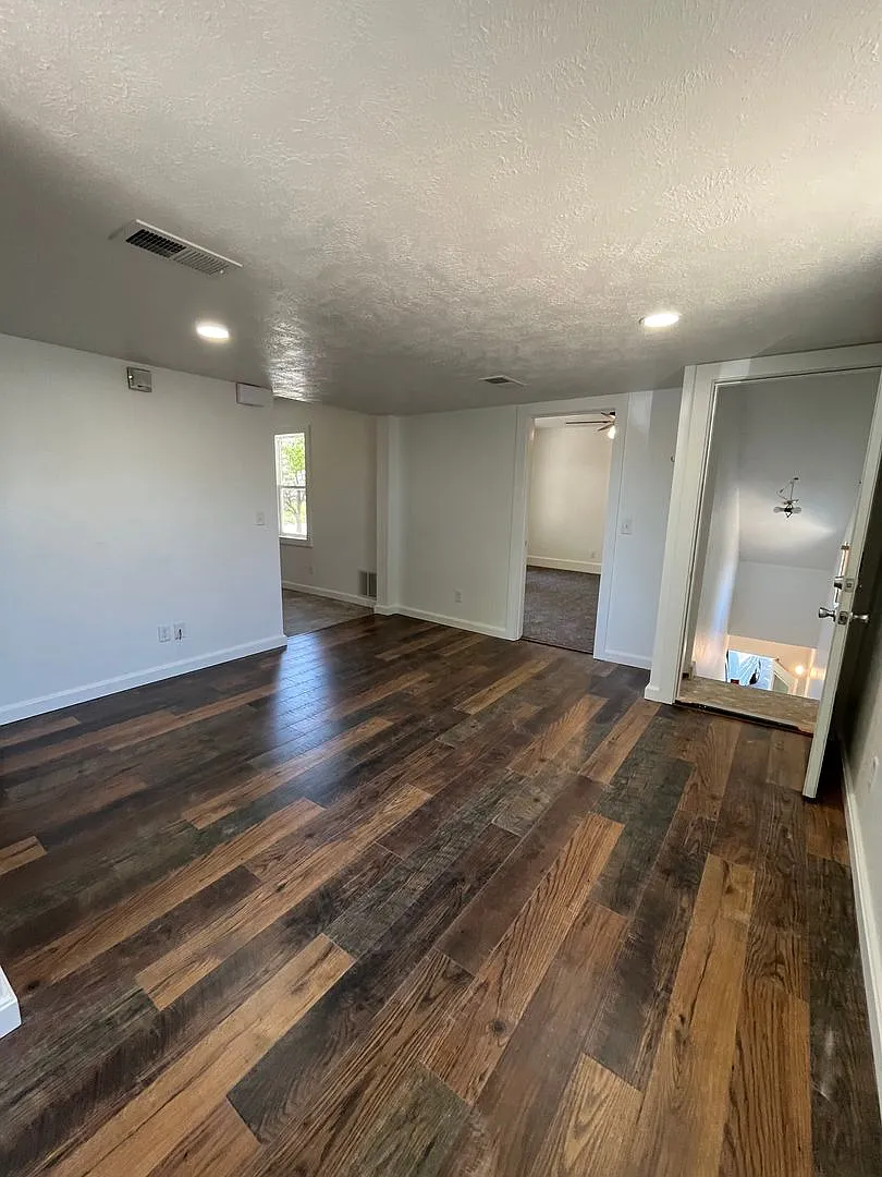 Recently Updated 2 Bed/1 Bath Upper Level Duplex Near Downtown! — Photo 2