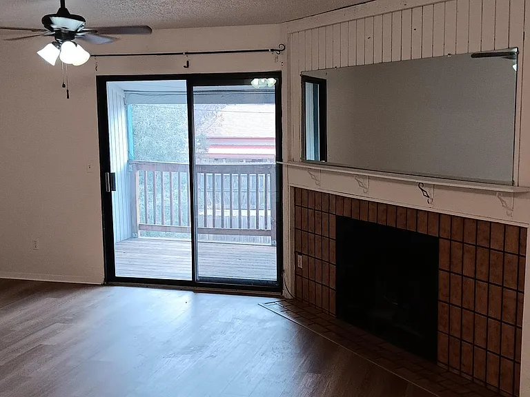 1015 Holli Springs Ln #B — Photo 2