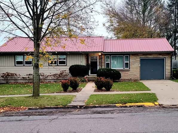 830 6th St, Baraboo, WI 53913