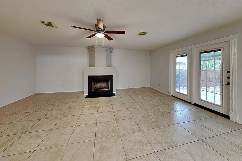 4 bed, 2.5 bath, 2799 sqft, $2,050 — Photo 2