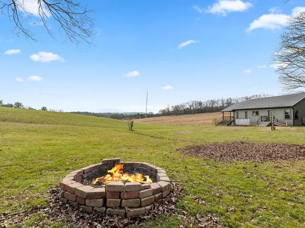 135 Valley Pl, Mineral Bluff, GA 30559