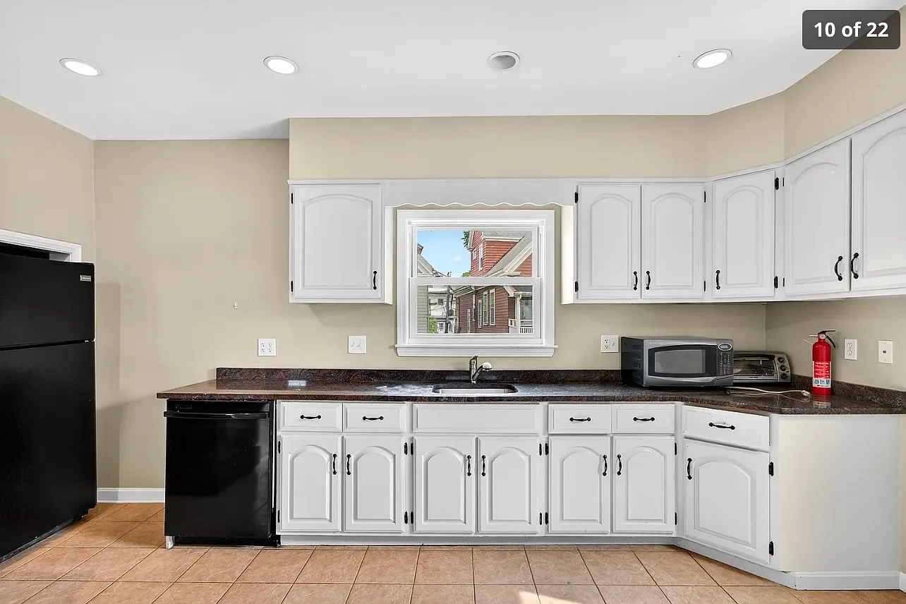 6 bed, 2050 sqft, $8,400 — Photo 2