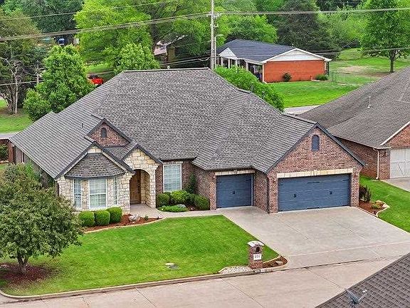 3rd image of 2319 S Silverdale Dr
