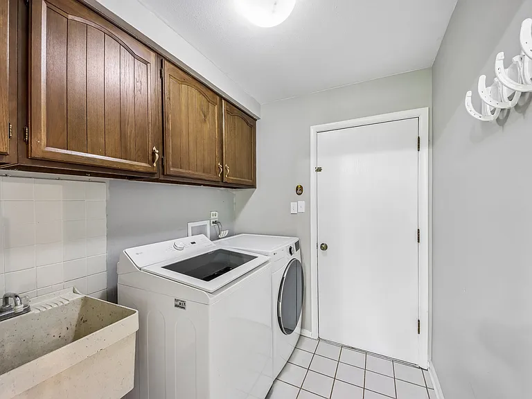 1111 Sara Ln — Photo 35