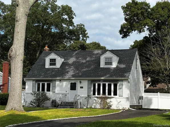 105 Rutledge Road, North Babylon, NY 11703