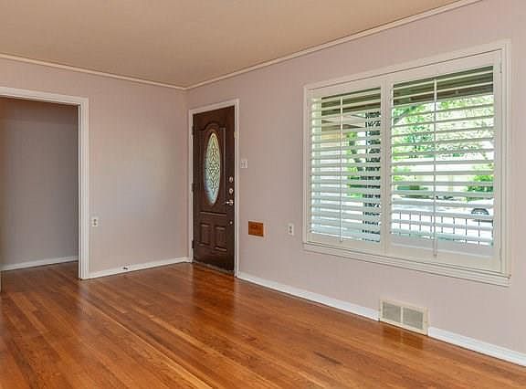 4th image of 1613 White Way Dr