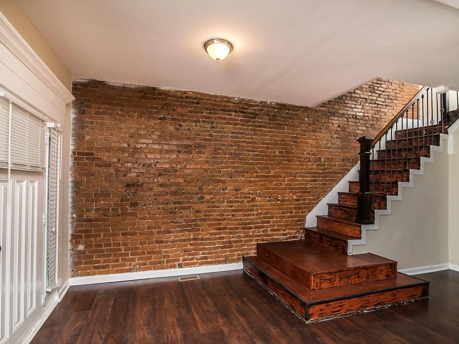 4 bed, 1.5 bath, 1320 sqft, $2,500 — Photo 3