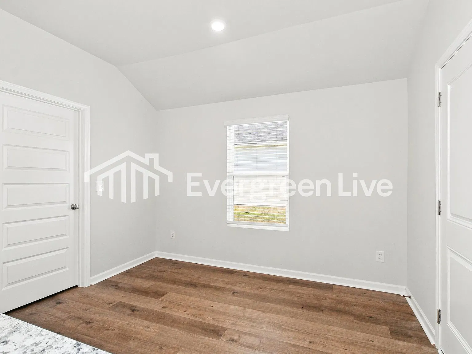 3 bed, 2.0 bath, 1355 sqft, $1,410 — Photo 2