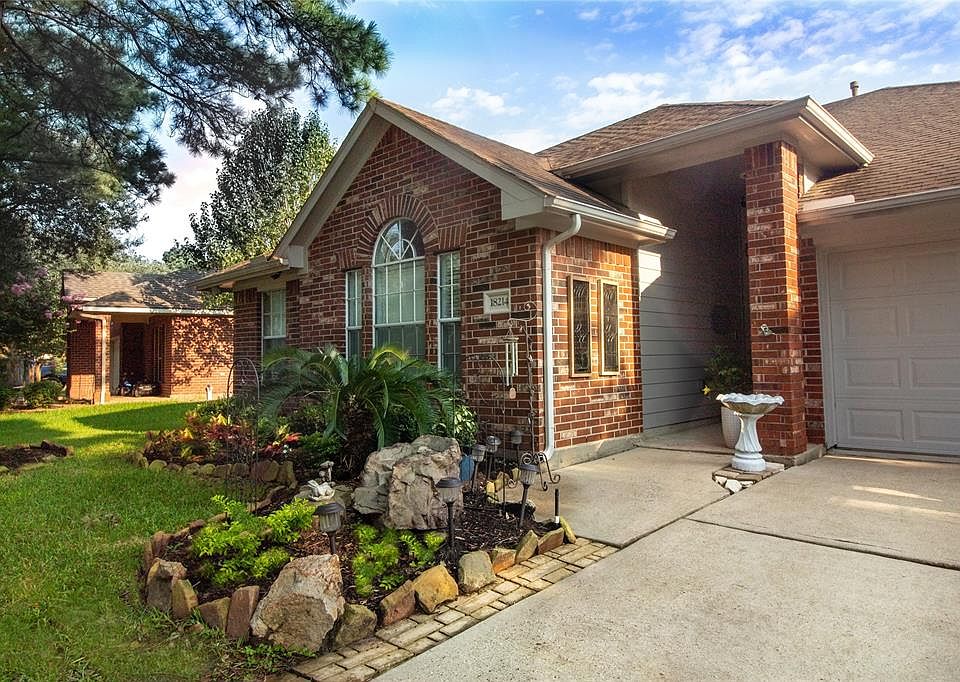 One story David Weekly home with amazing updates and architectural designs. Gorgeous kitchen, open floor plan with a view of the beautiful patio. Lots