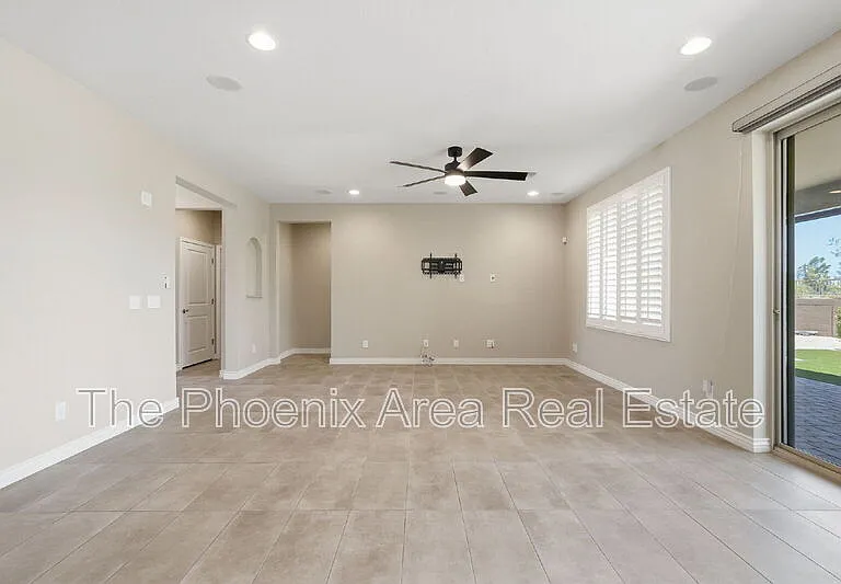 39725 N Hailey Ln — Photo 4
