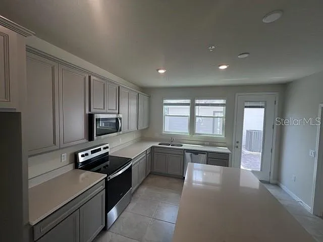 3 bed, 2.5 bath, 1652 sqft, $2,795 — Photo 3