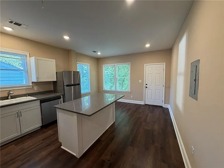 689 Berne St SE #B — Photo 11