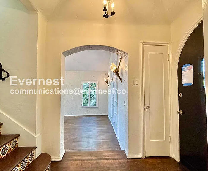 132 N Crescent Heights Blvd — Photo 9