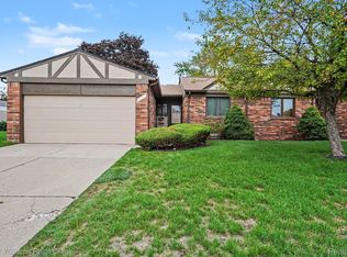 4967 N Grand Oaks Dr, Warren, MI 48092