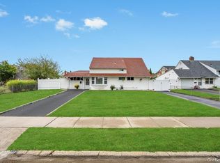 46 Hardy Ln, Westbury, NY 11590