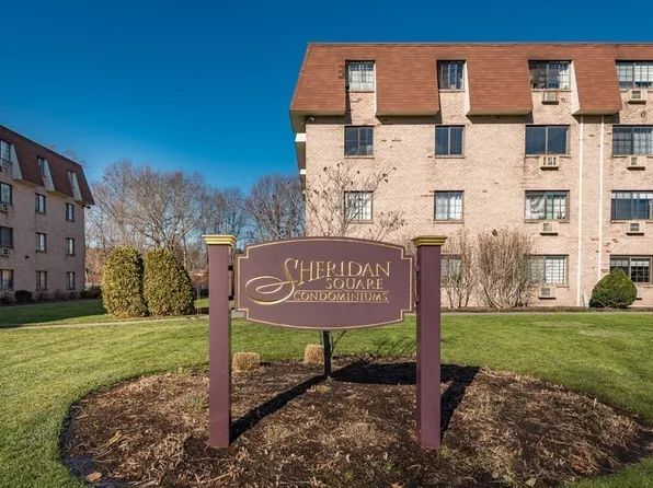 103 Grove St APT 313, Rockland, MA 02370