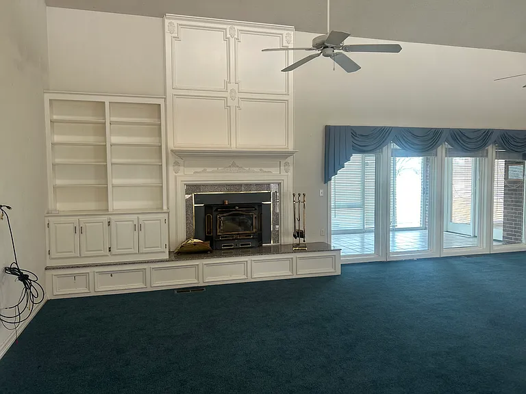 Livingroom/View of Sunroom