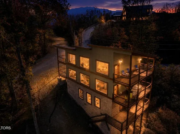 764 Chestnut Dr, Gatlinburg, TN 37738