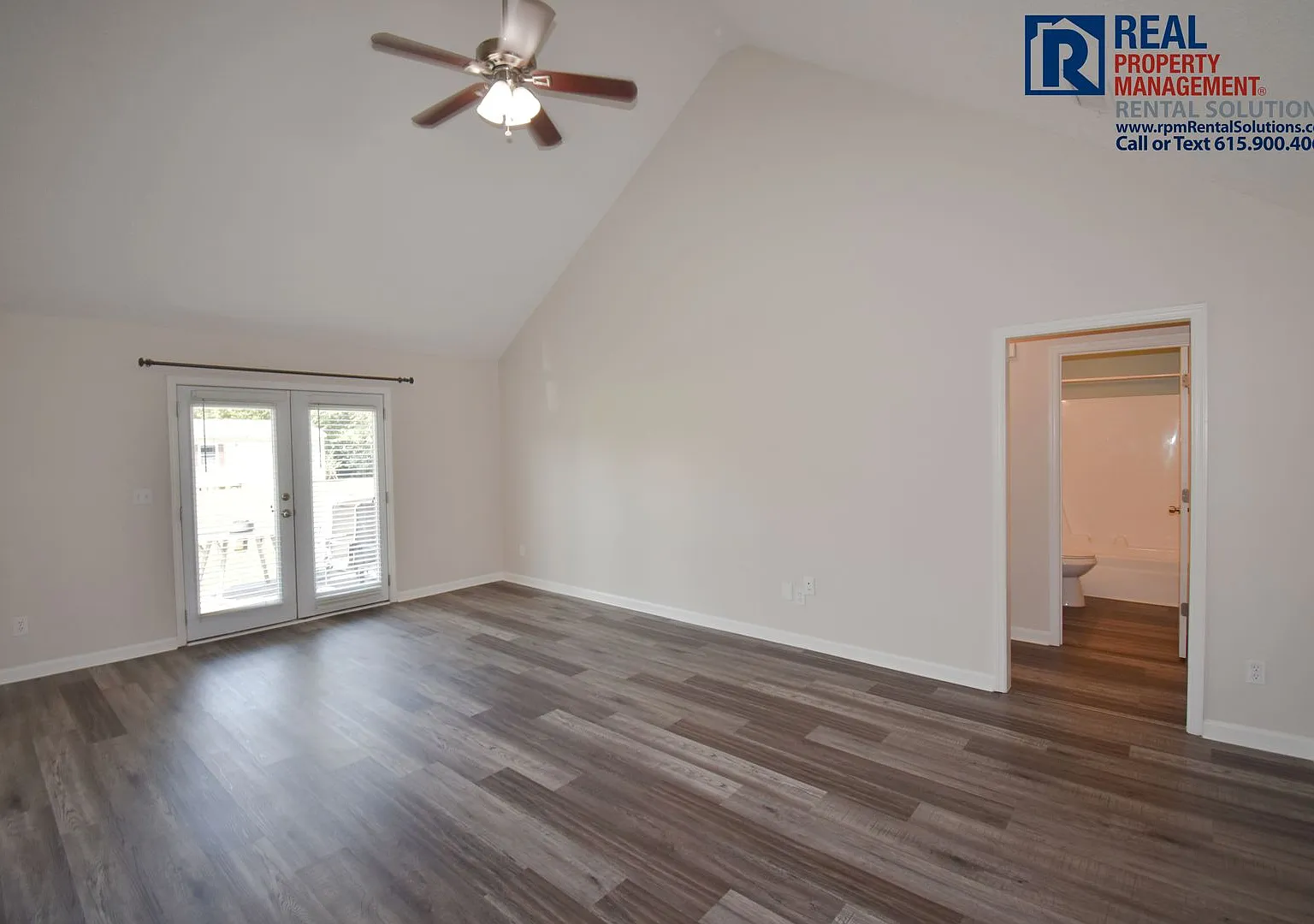Adorable 3bd 2ba home on a large corner lot with fenced in yard! — Photo 2
