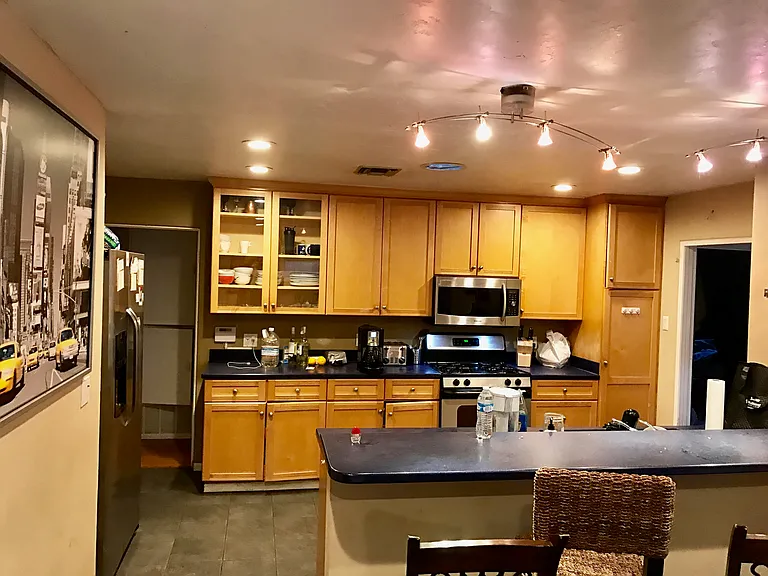 1811 Oliver Ave — Photo 2