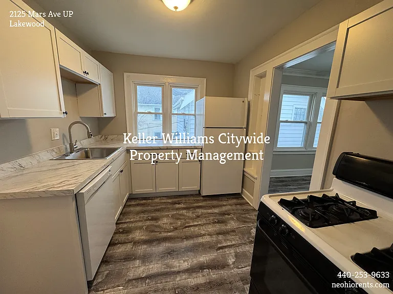 3 bedroom with a den 2 full bath up unit in Lakewood — Photo 18