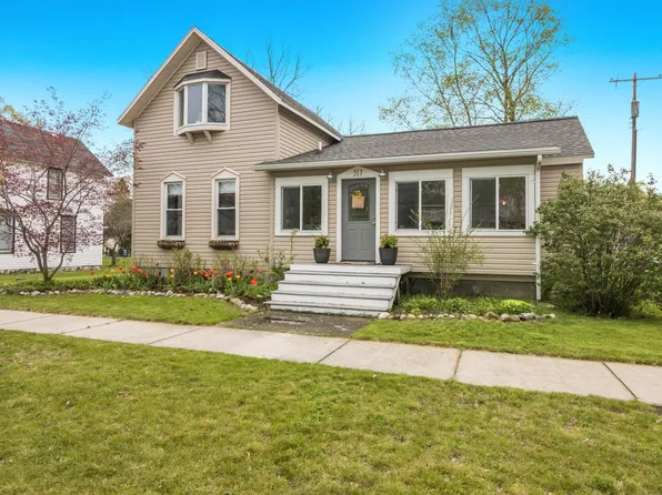 517 Spruce St, Elk Rapids, MI 49629