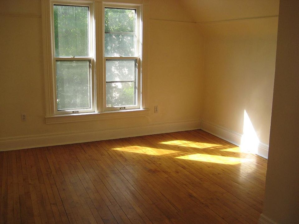 2nd image of 716 E 4th St APT 3