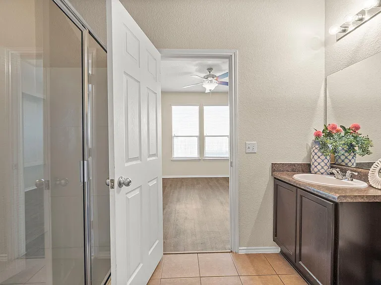 5704 Levenwood Ln — Photo 16