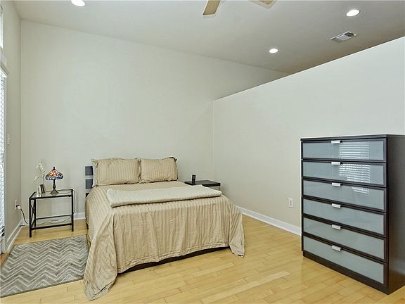 4th image of 2931 E 12th St Unit 206