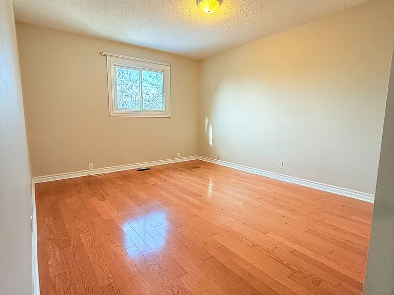 16 Madsen Cres — Photo 11