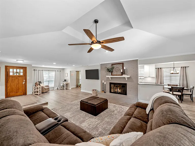 709 Thoreau Ln — Photo 8