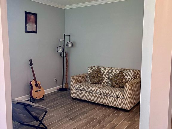 4th image of 664 Howland Dr