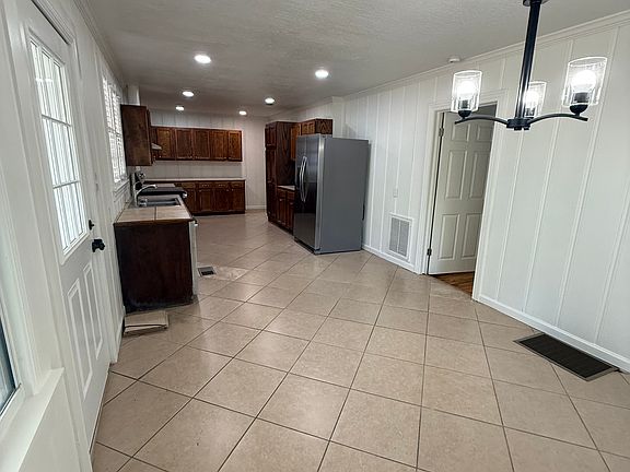 3rd image of 104 N 19th Ave