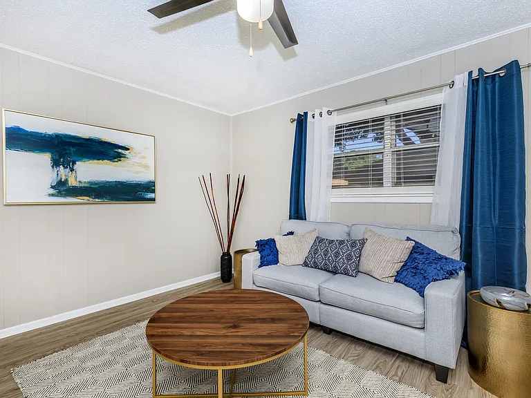 Oak Creek Apartments — Photo 9