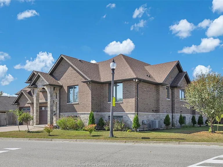 498 Sacred Heart Dr #UPPER — Photo 4